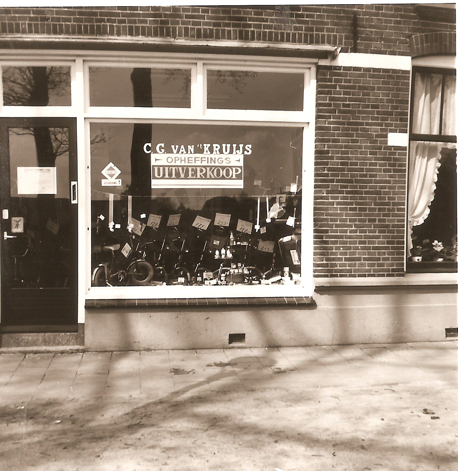 1969 opa van 't Kruijs voorkant winkel.jpg