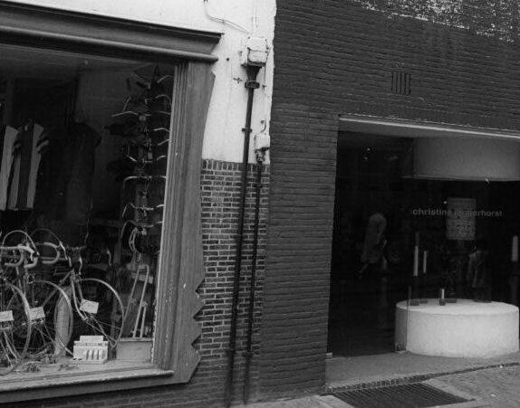 Etalage zijkant pand aan de Servetstraat omstreeks 1960-1962, bron: Lem, F.J., Utrechts Archief, cat.nr. 121775, negatief D 287 , Opname