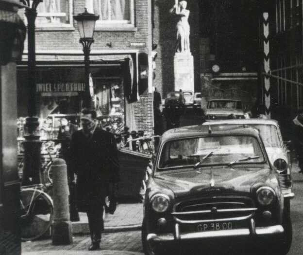 Etalage 1964, Domtoren einde Servetstraat rechts van de winkel, bron Utrechtsarchief, cat.nr. 500397, negatief 29721 , Digitale reproductie.