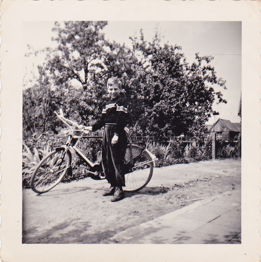 eigenaar met pas verdiende fiets ca. 1958