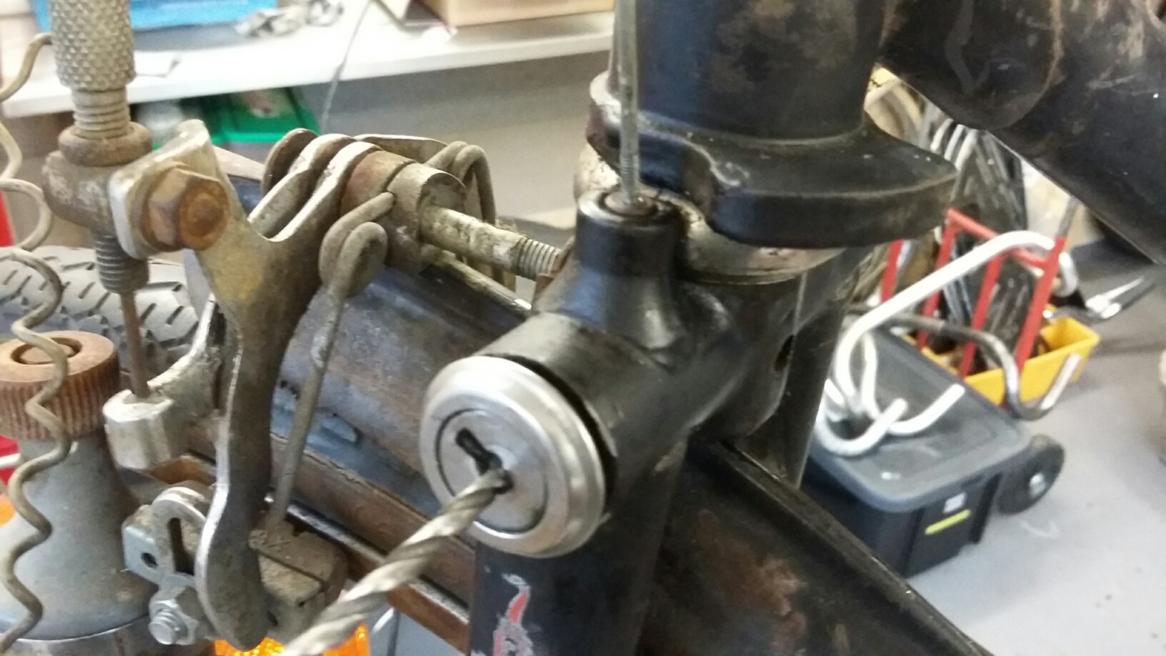 uitboren van het oude slot. In de slotpin heb ik een gaatje geboord om de pin naar boven te kunnen trekken