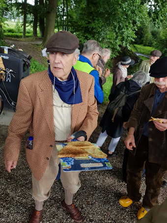 Man met taart.jpg
