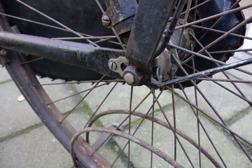 Vernikkelde plaat rond de kettingspanner