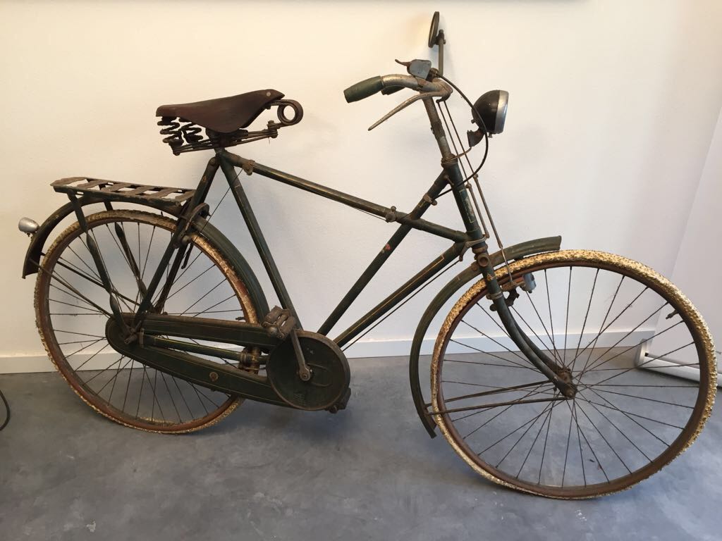 Hier is de fiets te zien voordat ik hem in handen had. Veel &quot;moderne rommel&quot; zit erop. Maar toch ook veel origineel. Er zijn heel weinig kilometers op gemaakt voor een fiets van deze leeftijd. Volgens mij zitten de originele pedaalrubbers er zelfs nog op.