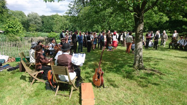 glaasje wijn in de kasteeltuin, kamerorkest erbij....