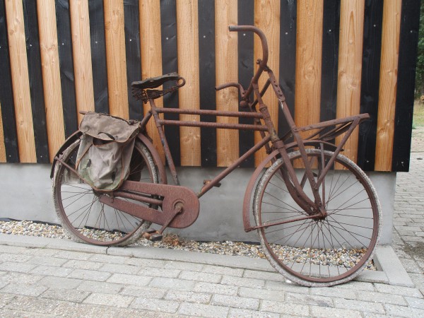 Transportfiets bij Wagenmakerij Langenhof te Wierden