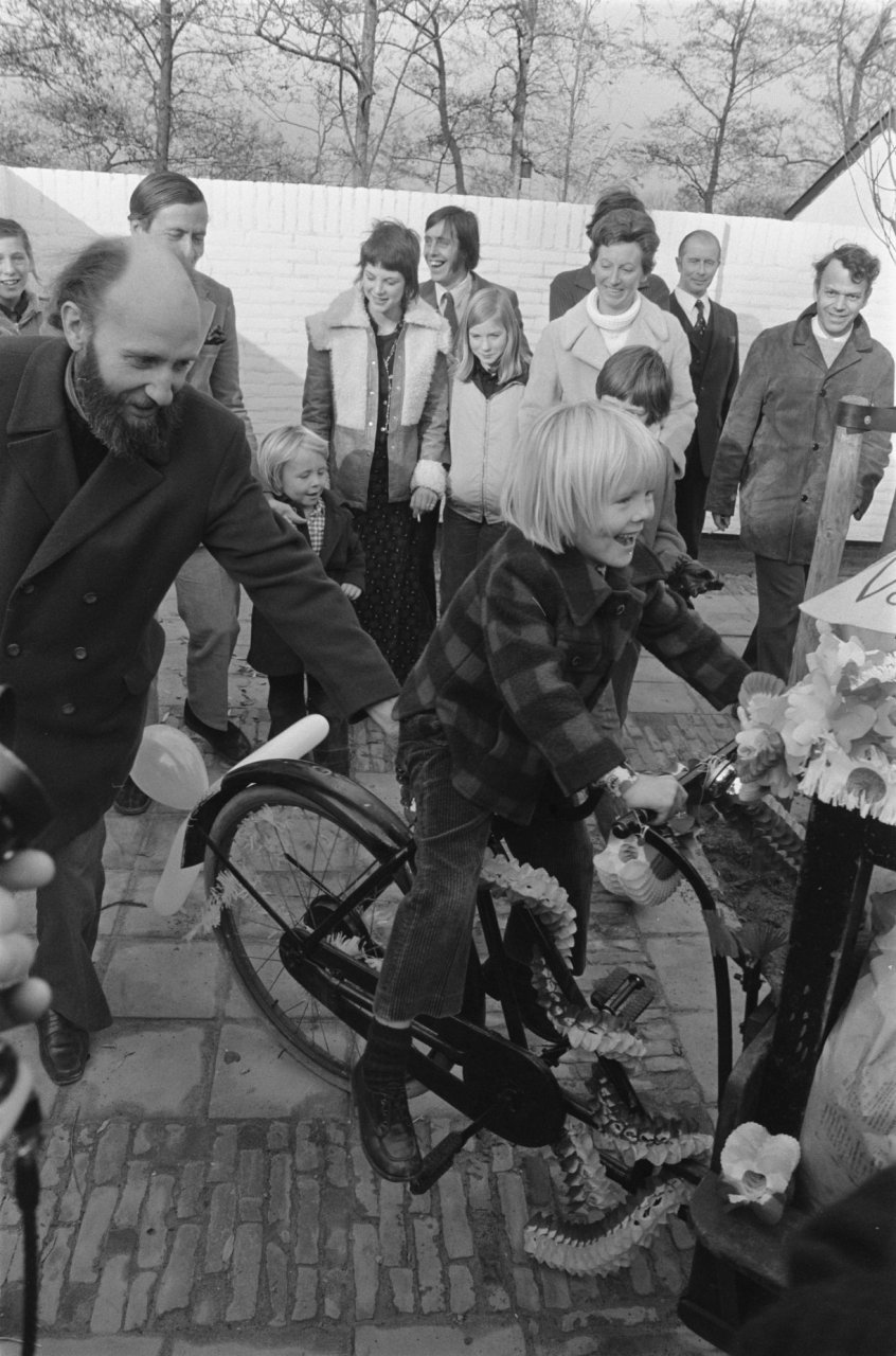 willem_alexander_bakfiets_opening_kinderboerderij_soest_1973.jpg