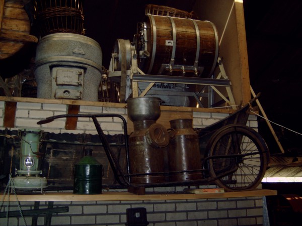 Fietsaanhanger melkbussen uit Marle in museum in Wierden zaz.JPG