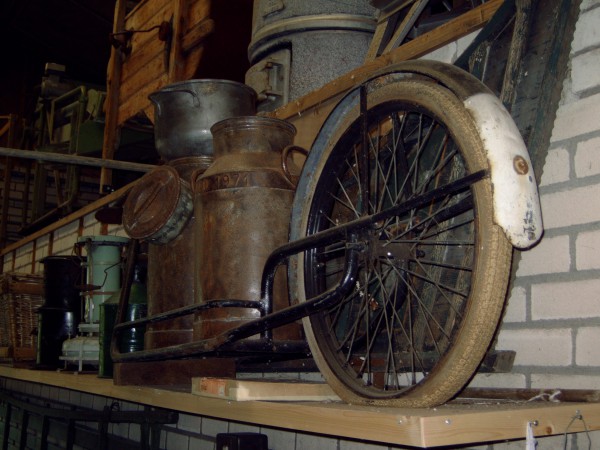 Fietsaanhanger melkbussen uit Marle, in Wierden aaz.JPG