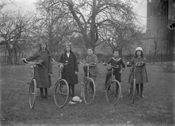 vijf kinderen met hun fietsen.jpeg