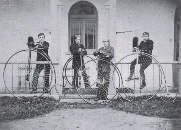 Hoge bi's, verschillende formaten, 1883, De Fiets.jpg