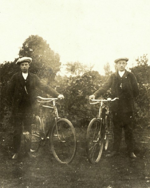 Freek Sasbrink Fzn en broer Jan Sasbrink Fzn (moeder J. E. Heersink) met fietsen.jpg