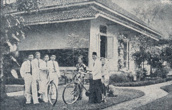 1920px-Sukarno_in_exile_in_Bengkulu,_Bung_Karno_Penjambung_Lidah_Rakjat_229.jpg
