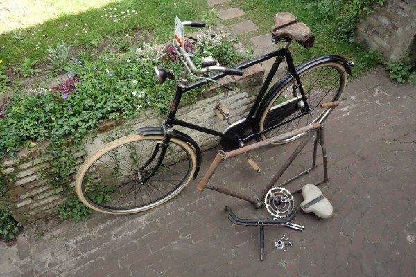 Frame van een CCG met een fiets uit de zelfde serie