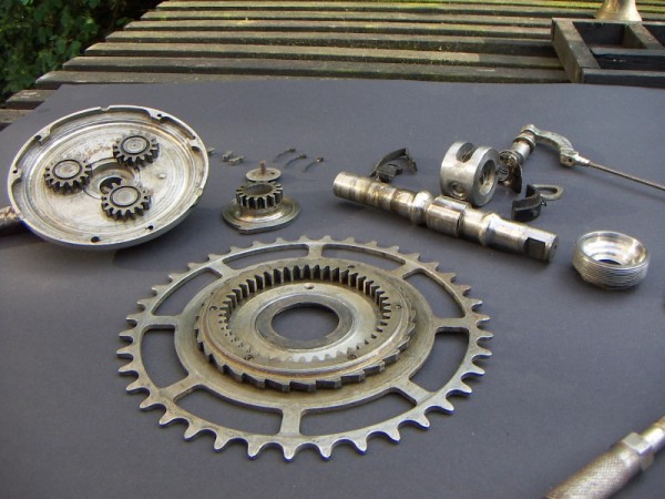 Sunbeam' epicyclic two-speed bracket gear dismantled (2) (386 KB) (V-CC Library).JPG