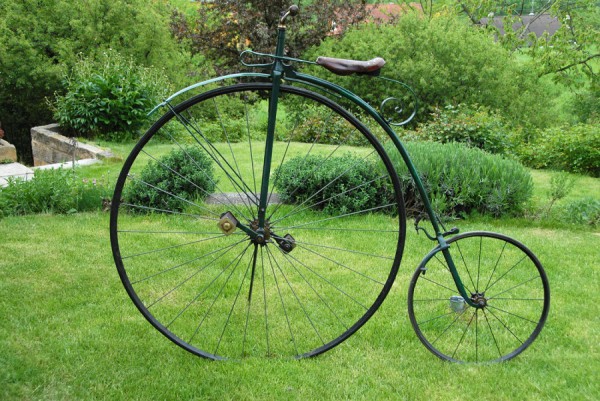 de fiets uit 1874 op een wat oudere foto, nog met de lelijke voetensteun (foto Robert Sterba)