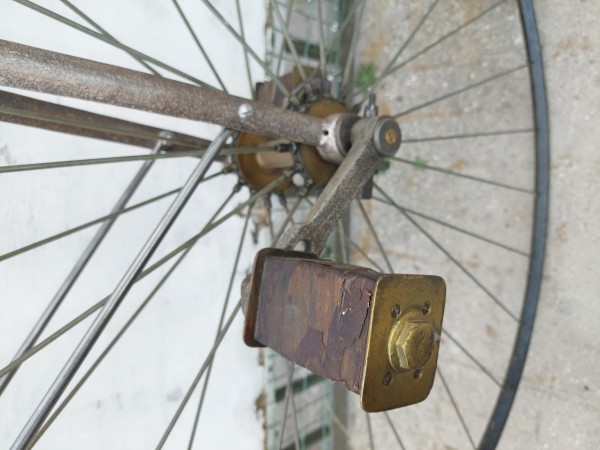 Mooie details op deze fiets, zoals de messing pedalen met hout en leer afgewekt.