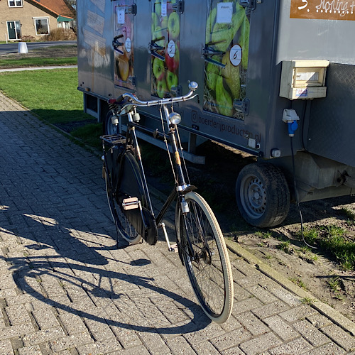 Witte pedalen bij de boerderijwinkel