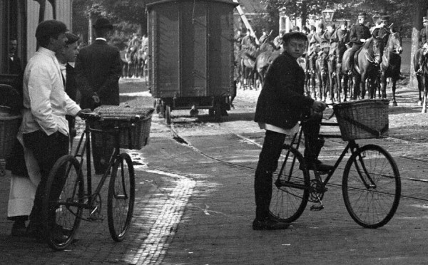 Leden ca 1904 - Haagweg vanaf de Haagbrug naar de spoorwegovergang in de lijn Leiden-Utrecht gezien4.jpg