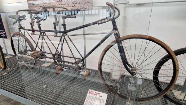 3 zadels fiets.jpg