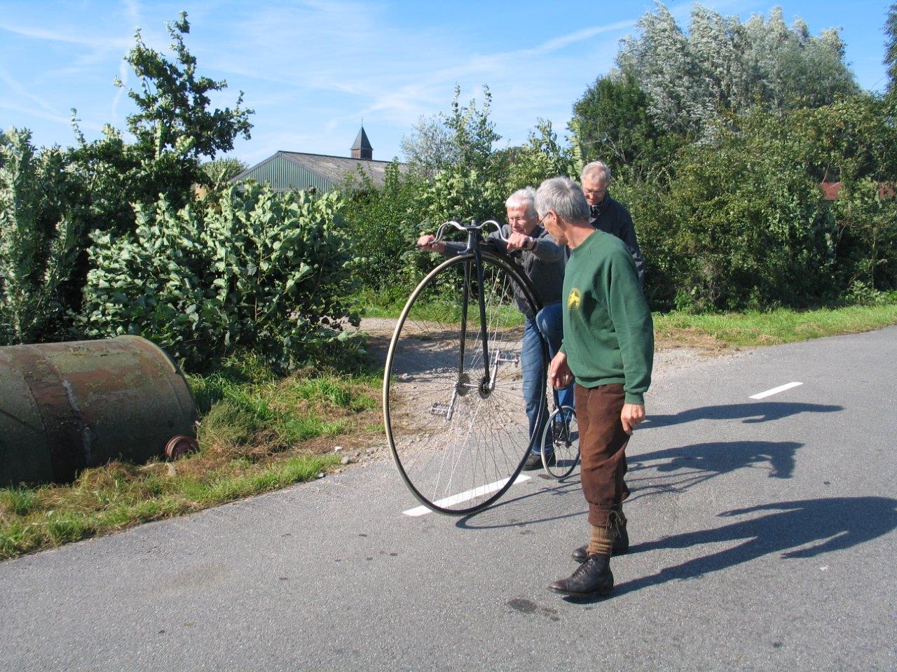 Nol krijgt fietsles