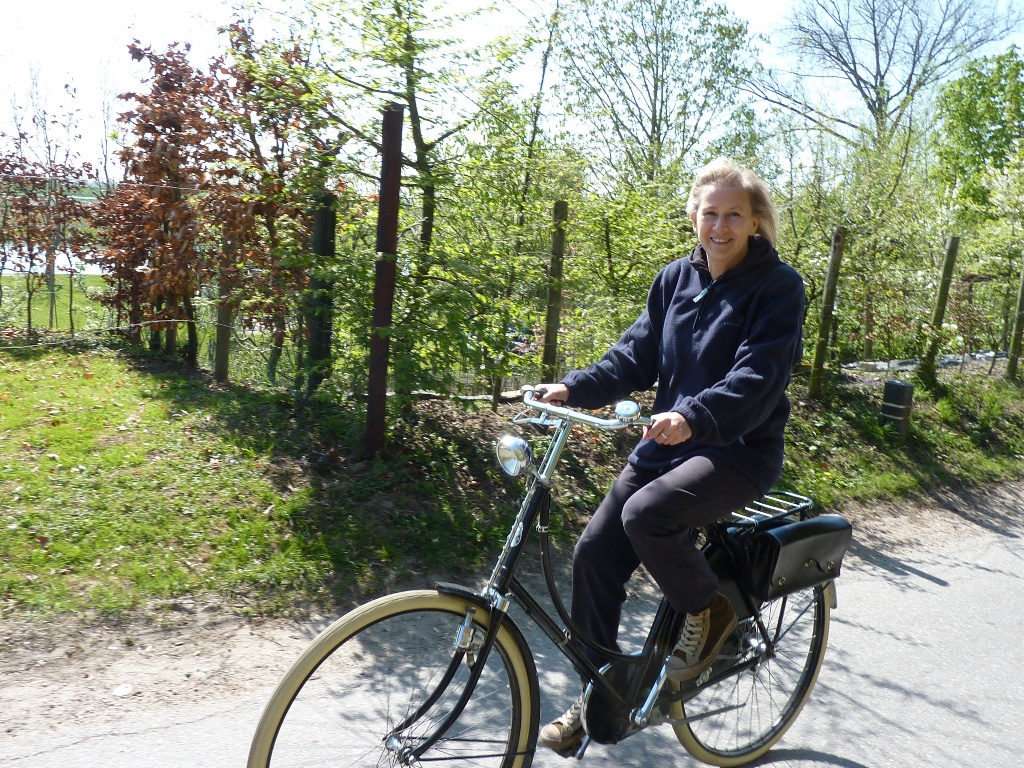 1957 P Omafiets - Veerle langs de linge.JPG