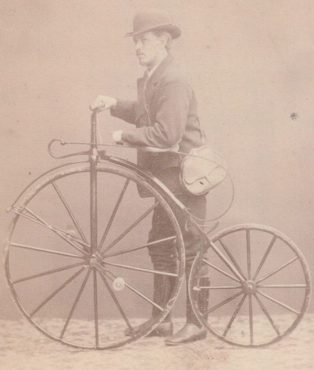 een foto van een fietser uit die tijd.