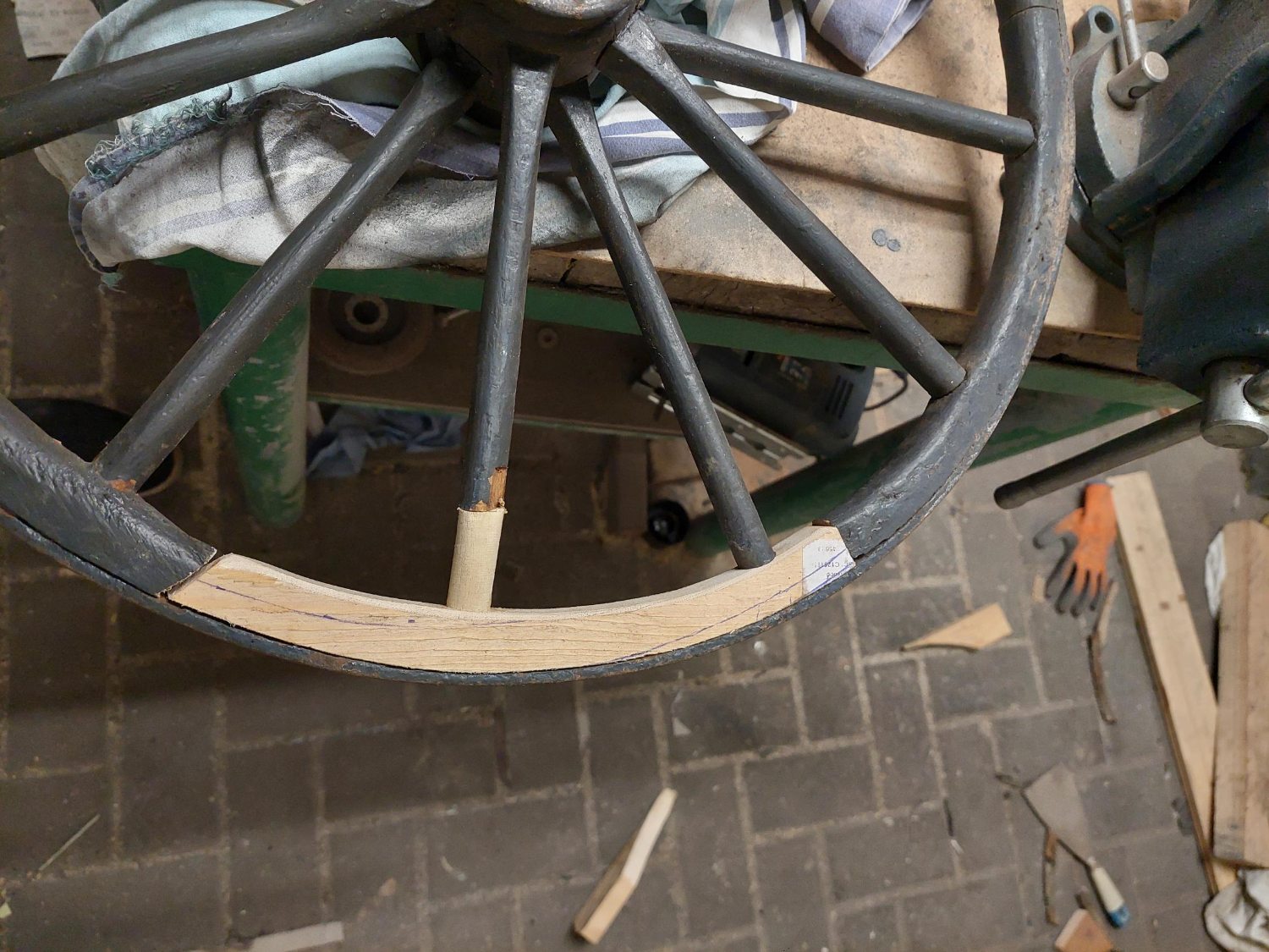 nieuwe stukjes hout in het achterwiel.