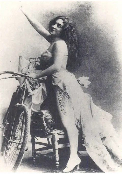 anna-held-et-sa-passion-du-velo.jpg