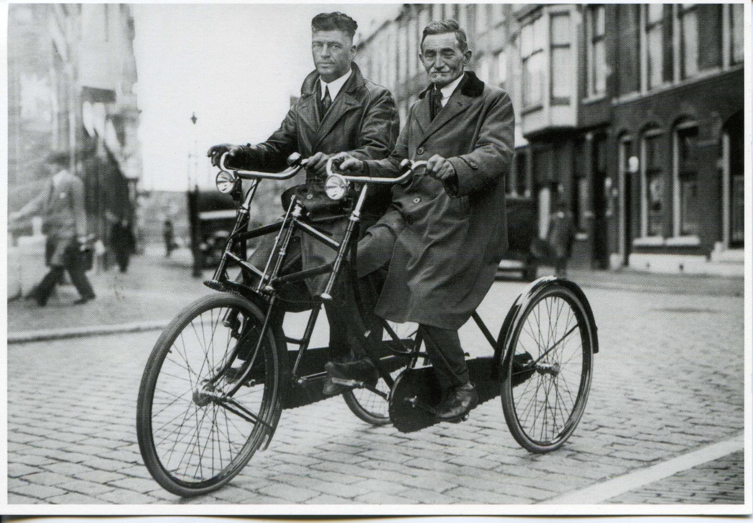 Dubbele driewielige fiets of sociable, rechts sturend.jpg