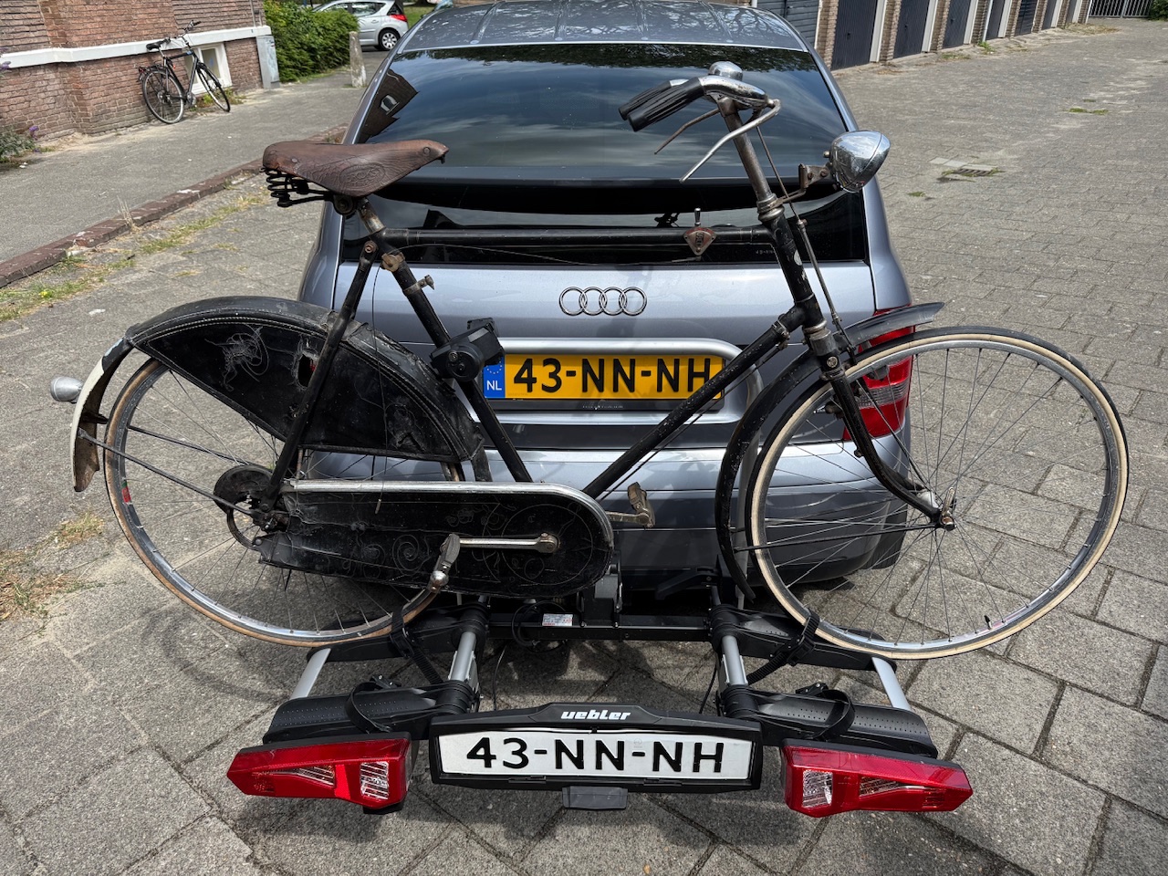 Voor het vervoer een setje racefiets wielen geplaatst