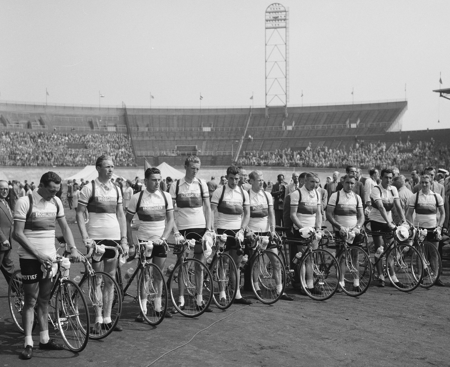 NL ploeg in het Olympisch Stadion 1954.jpg