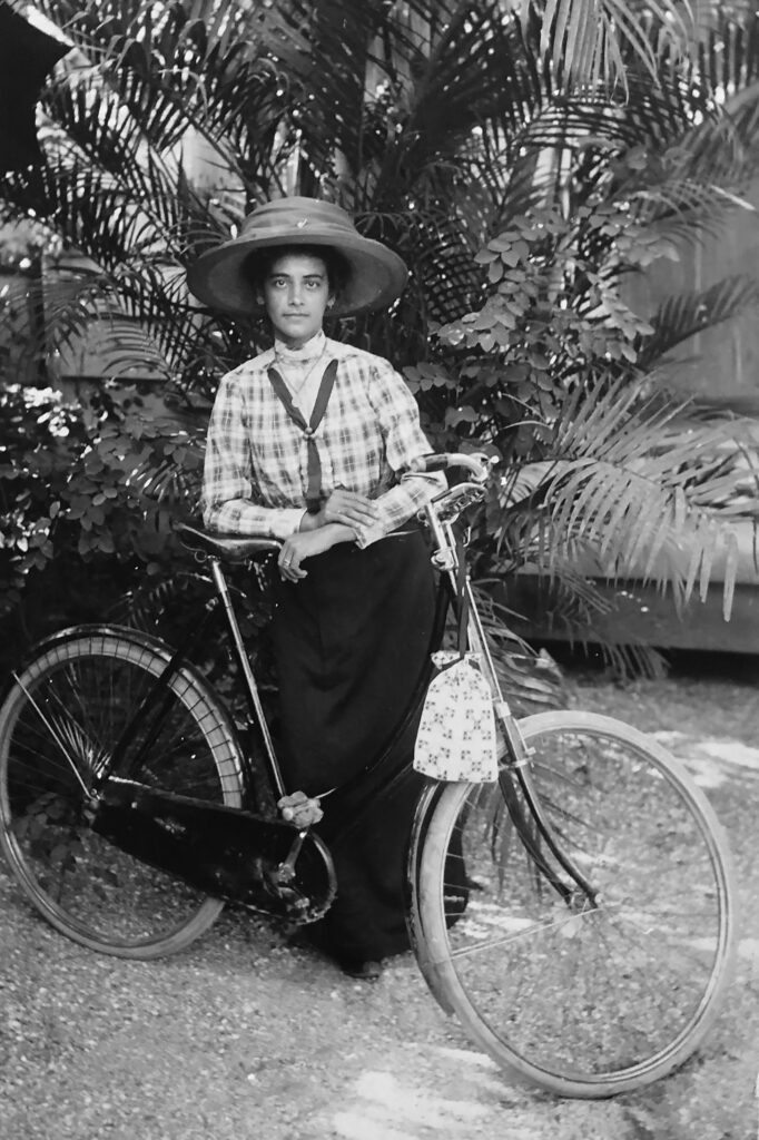 Oma-op-de-fiets-Paramaribo-1904-1937-Privecollectie-Nederland-682x1024.jpg