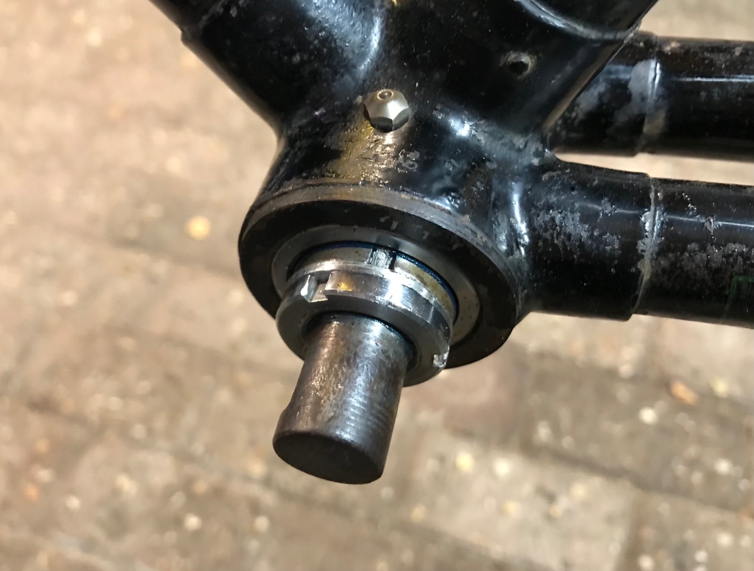 Trapas schoongemaakt en voorzien van nieuwe kogels en vet.