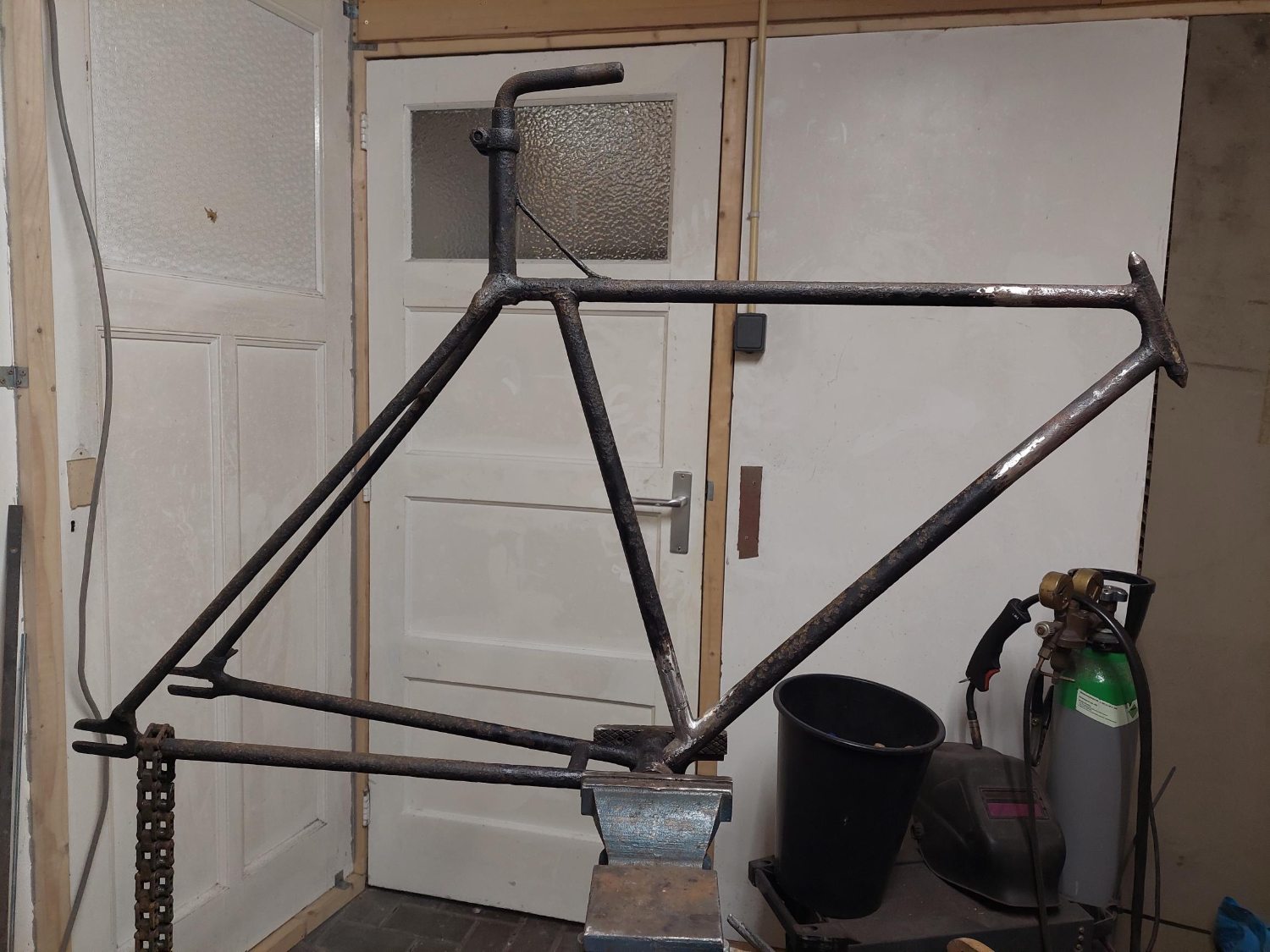 Hier zijn de verticale achterste buisjes nog een beetje gebogen.