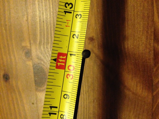 De lengte van een spaak heb ik kunnen bepalen door een bestaande spaak te meten van het uiteinde van de spaak (waar het schroefdraad zit) tot de onderkant van de rand van het platte kopje (in dit geval 308 mm)