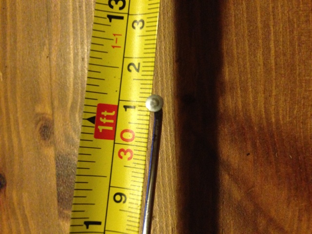 De lengte van een spaak heb ik kunnen bepalen door een bestaande spaak te meten van het uiteinde van de spaak (waar het schroefdraad zit) tot de onderkant van de rand van het platte kopje (in dit geval 308 mm)
