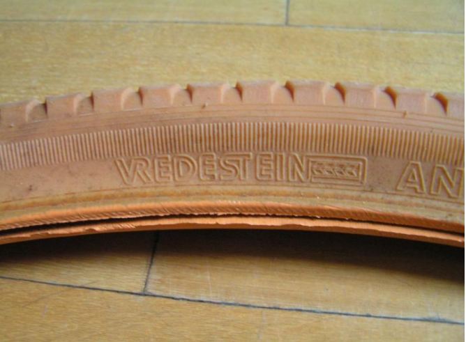 Vredestein Anti Slip, NOS, 28 x 1 5 8 x 1 3 8 band€10 per stuk.JPG