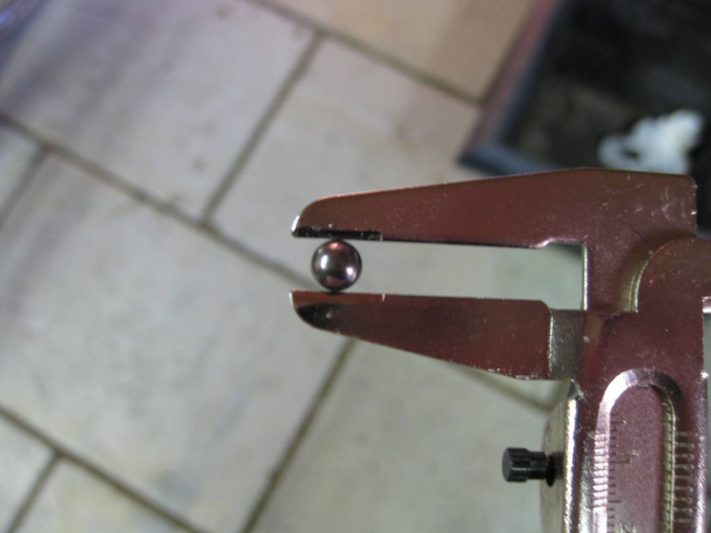 Het controleren van de grootte van de kogellagers kun je doen met een schuifmaat.