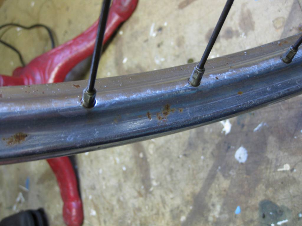 Verchroomde velg waarvan het vuil en vet is verwijderd maar de roest nog niet