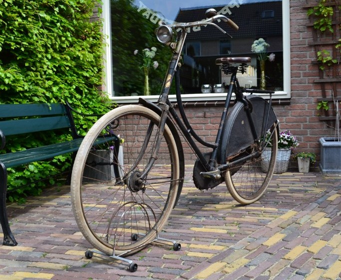De koplamp en het Fongers zadel heb ik zelf al even toegevoegd. Deze had ik toevallig nog liggen. Er zat een (lelijke) jaren 50 koplamp op en een Hygia no. 1 zadel (zou deze origineel kunnen zijn?)