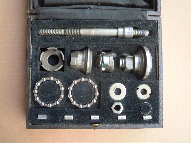 reparatiesetB&W.jpg